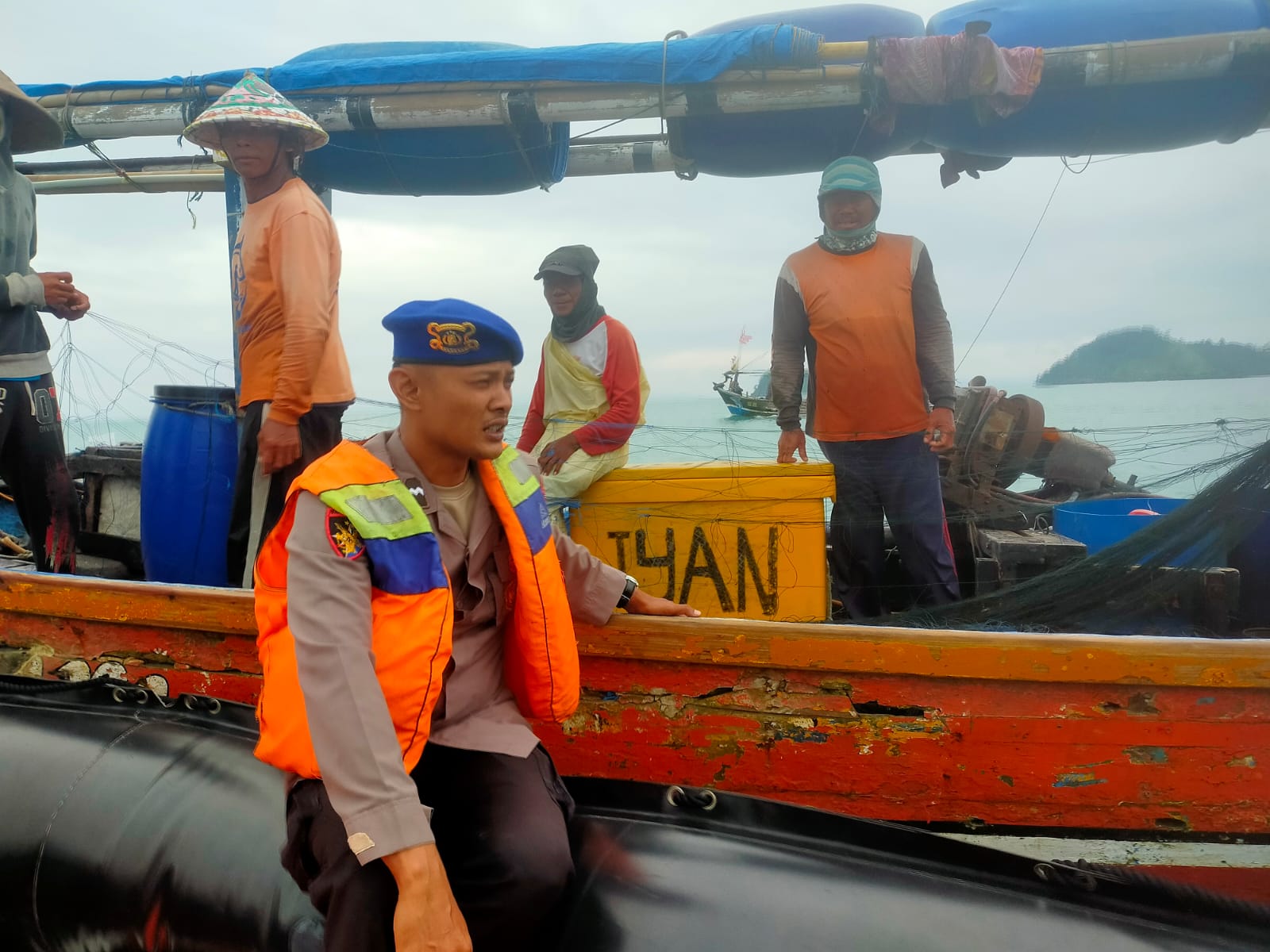 Sat Pol Air Polres Lampung Selatan, Sambangi nelayan di Selat Sunda.